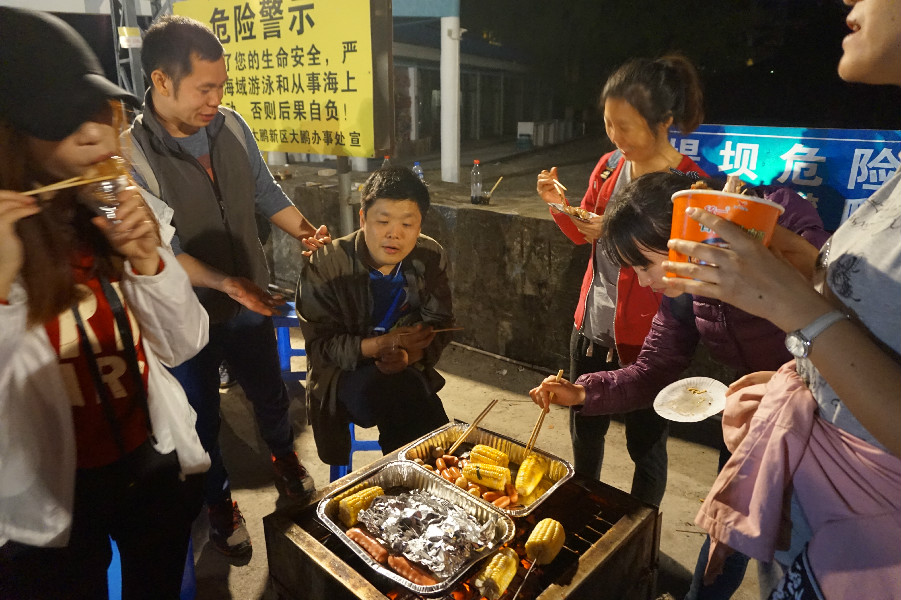 累一天了，大家吃吃東西